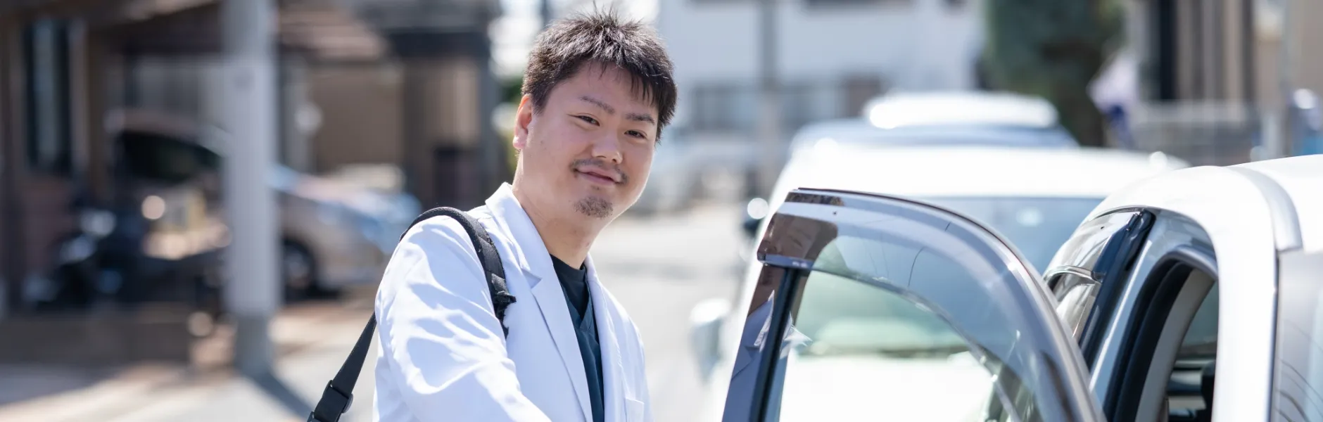 訪問診療(訪問診療)に向かうドクター